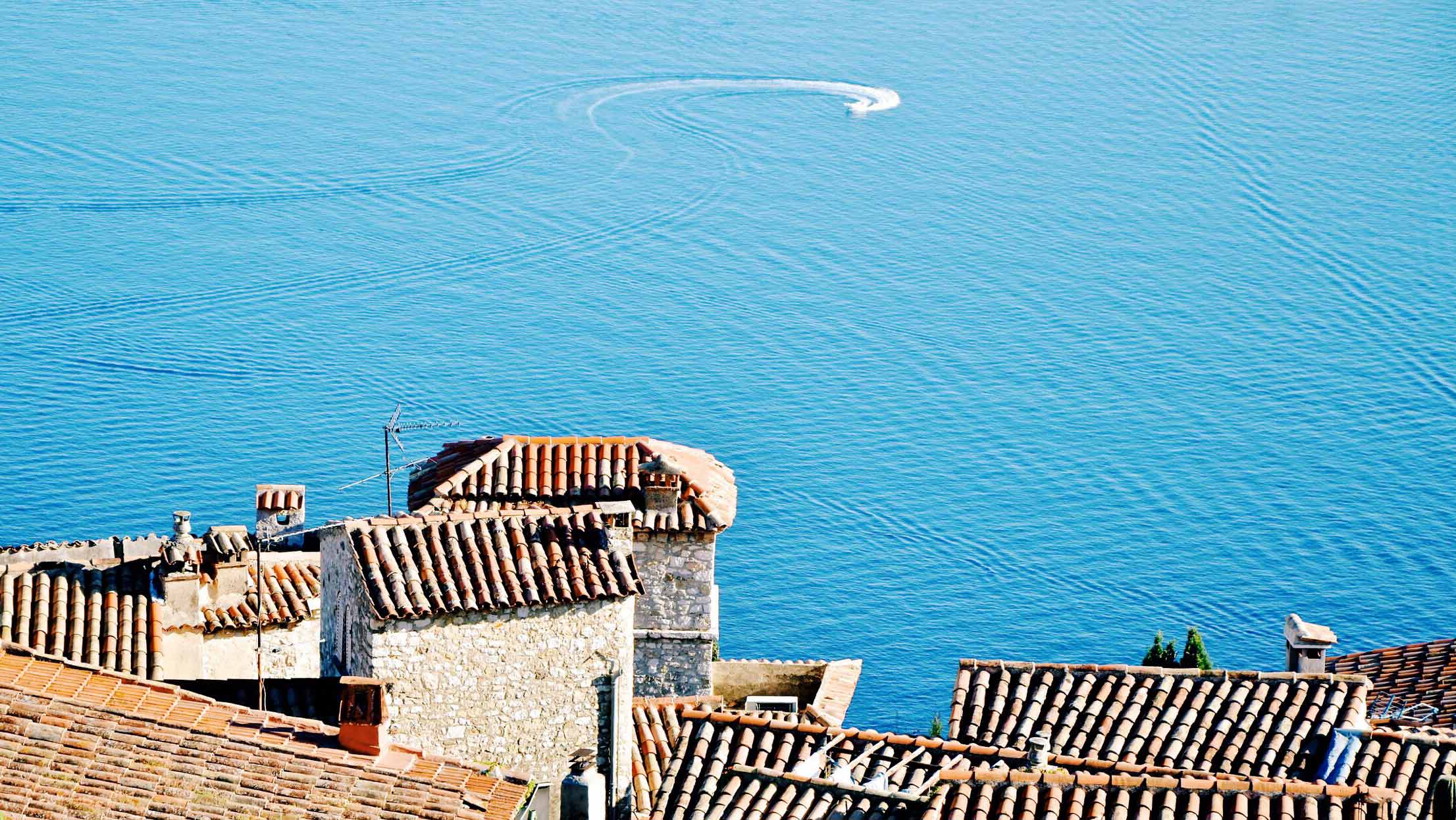 Vila medieval Èze Village, no sul da França, Mar Mediterrâneo azul