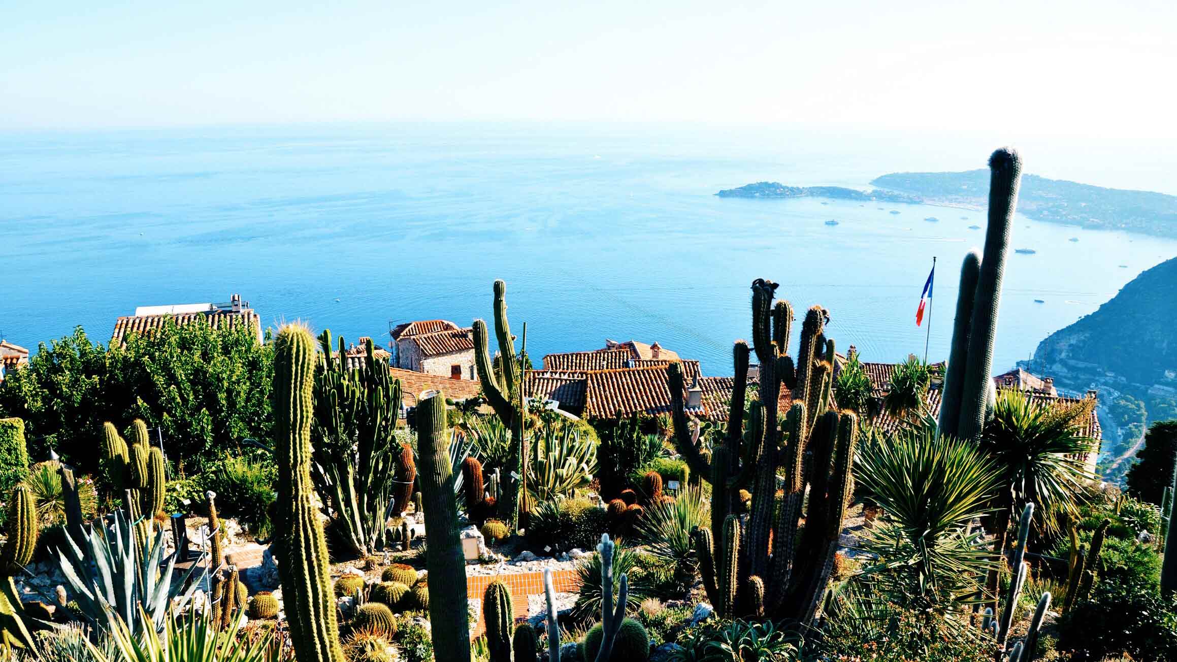 Vila medieval Èze Village, no sul da França, Mar Mediterrâneo azul e Jardin Exotique d'eee com cactos e horizonte
