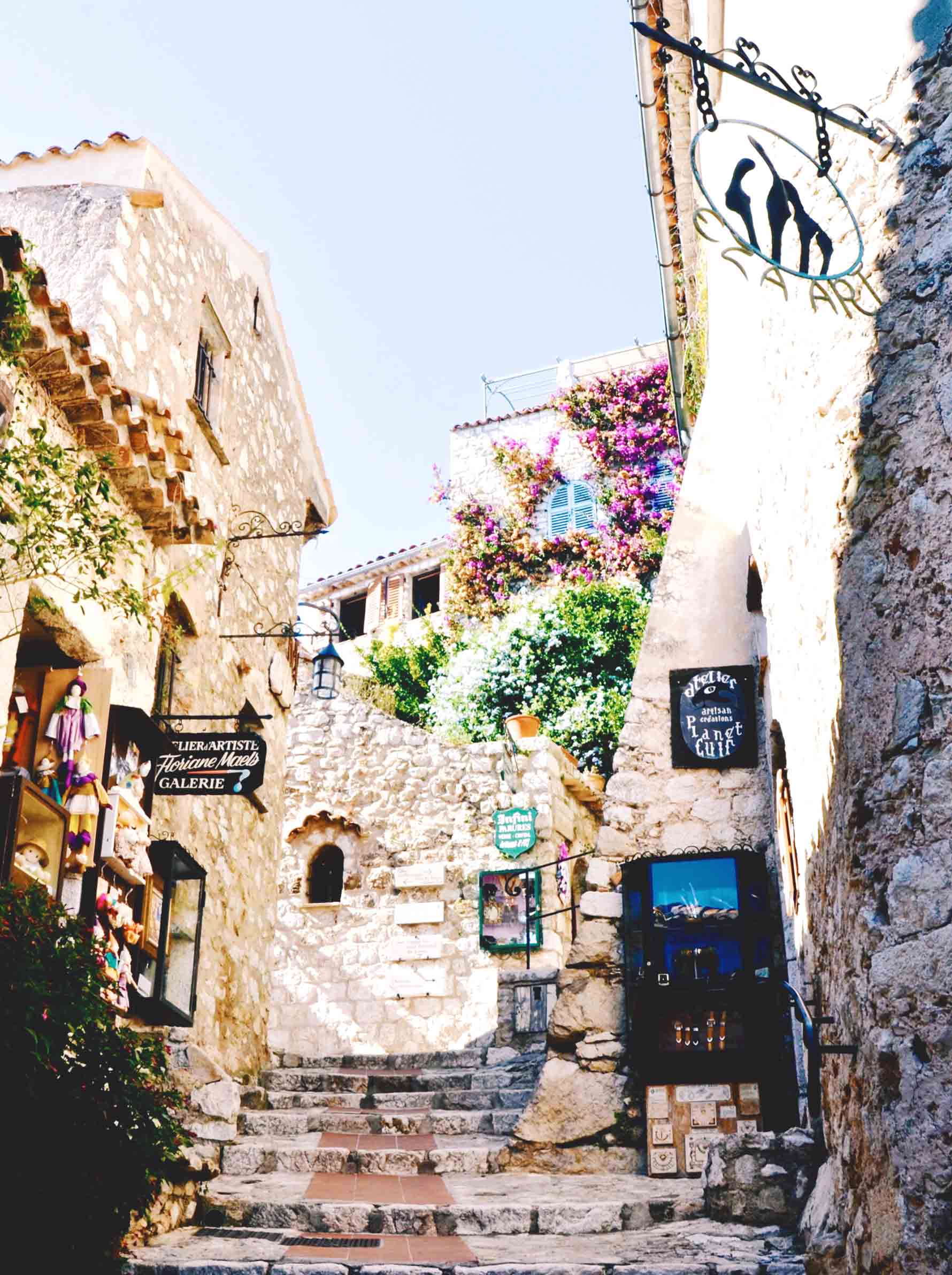 Arquitetura provençal da vila medieval de Èze Village no sul da França, artesanato, flores e restaurantes