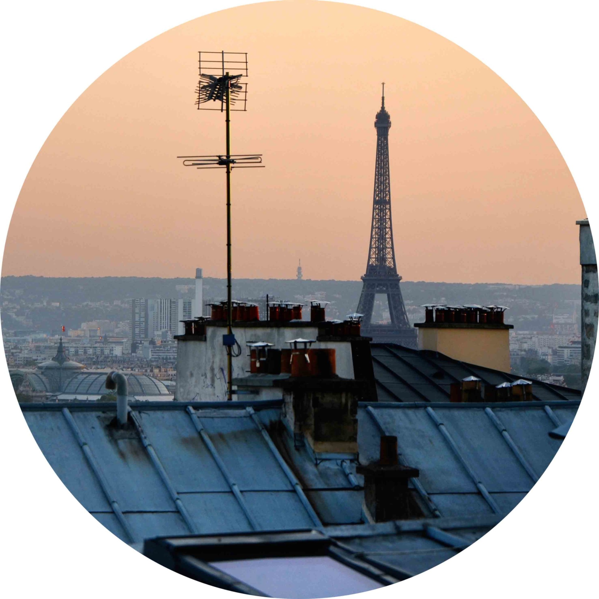 Montmartre, em Paris, é um dos melhores bairros para fotografar a Torre Eiffel