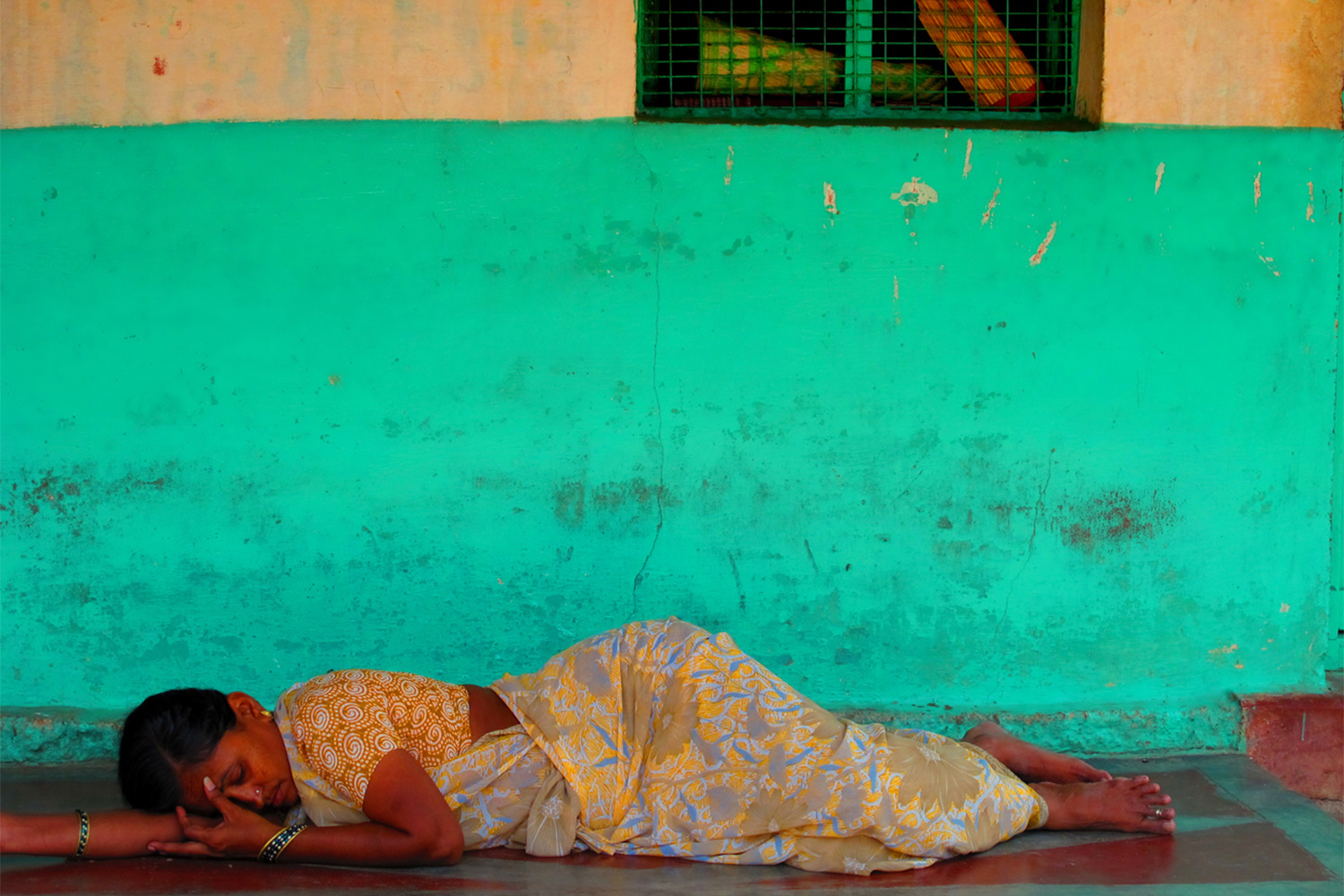 mulher indiana dormindo com saree