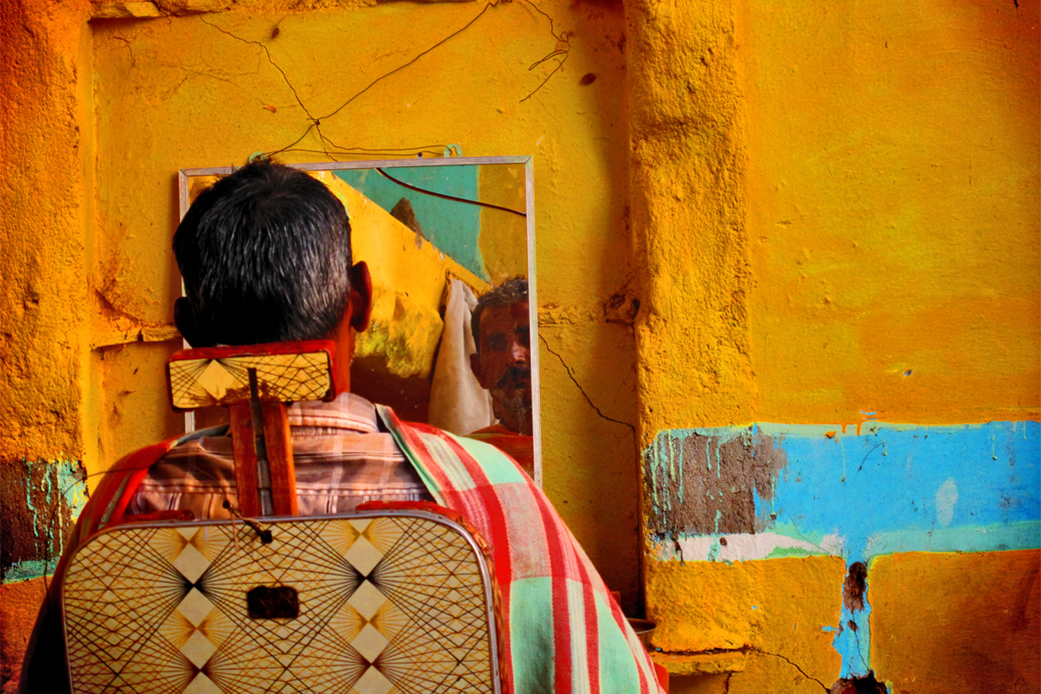 -homem em barbearia tradicional indiana