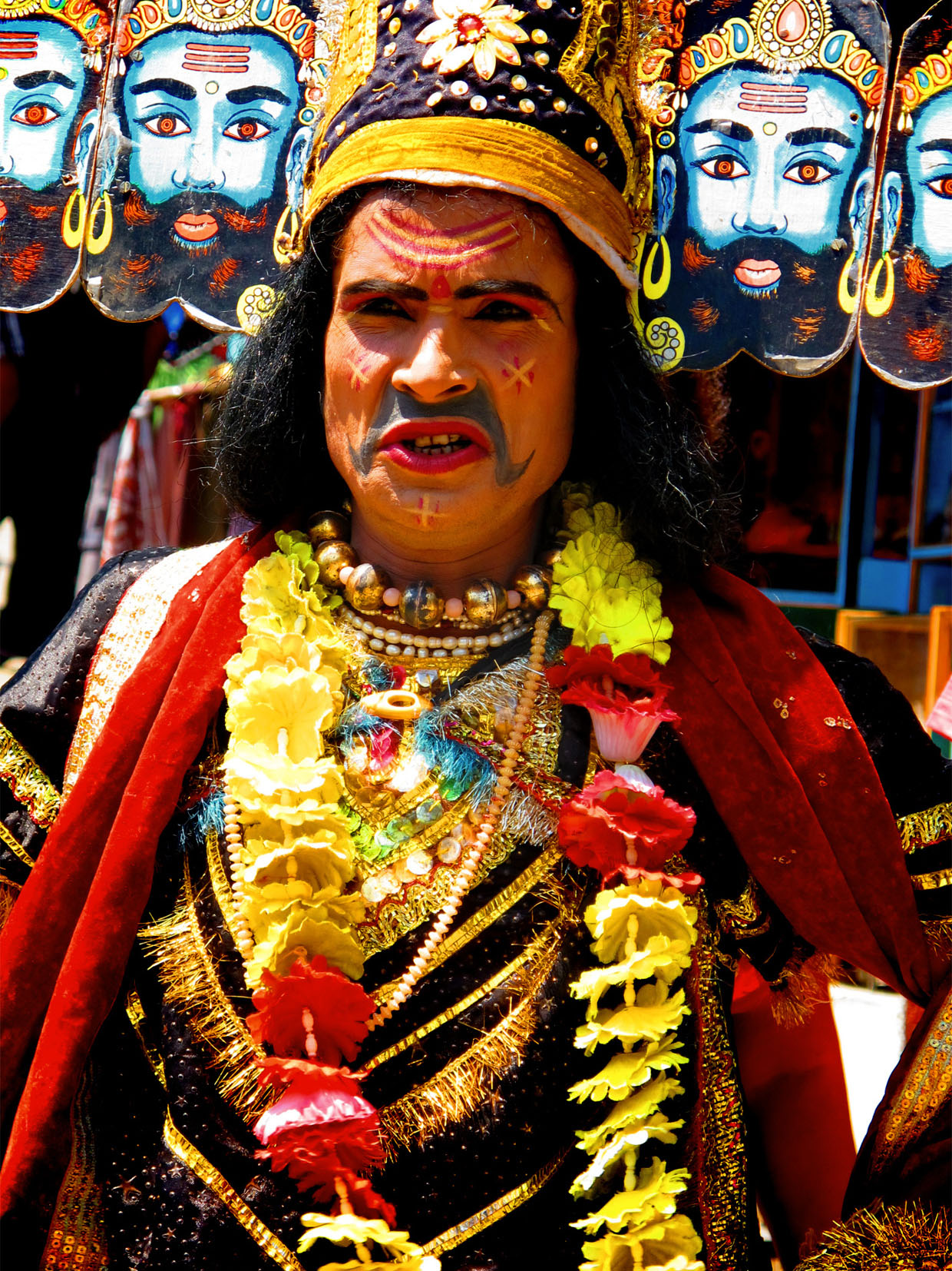 Homem indiano com vestimenta curiosa
