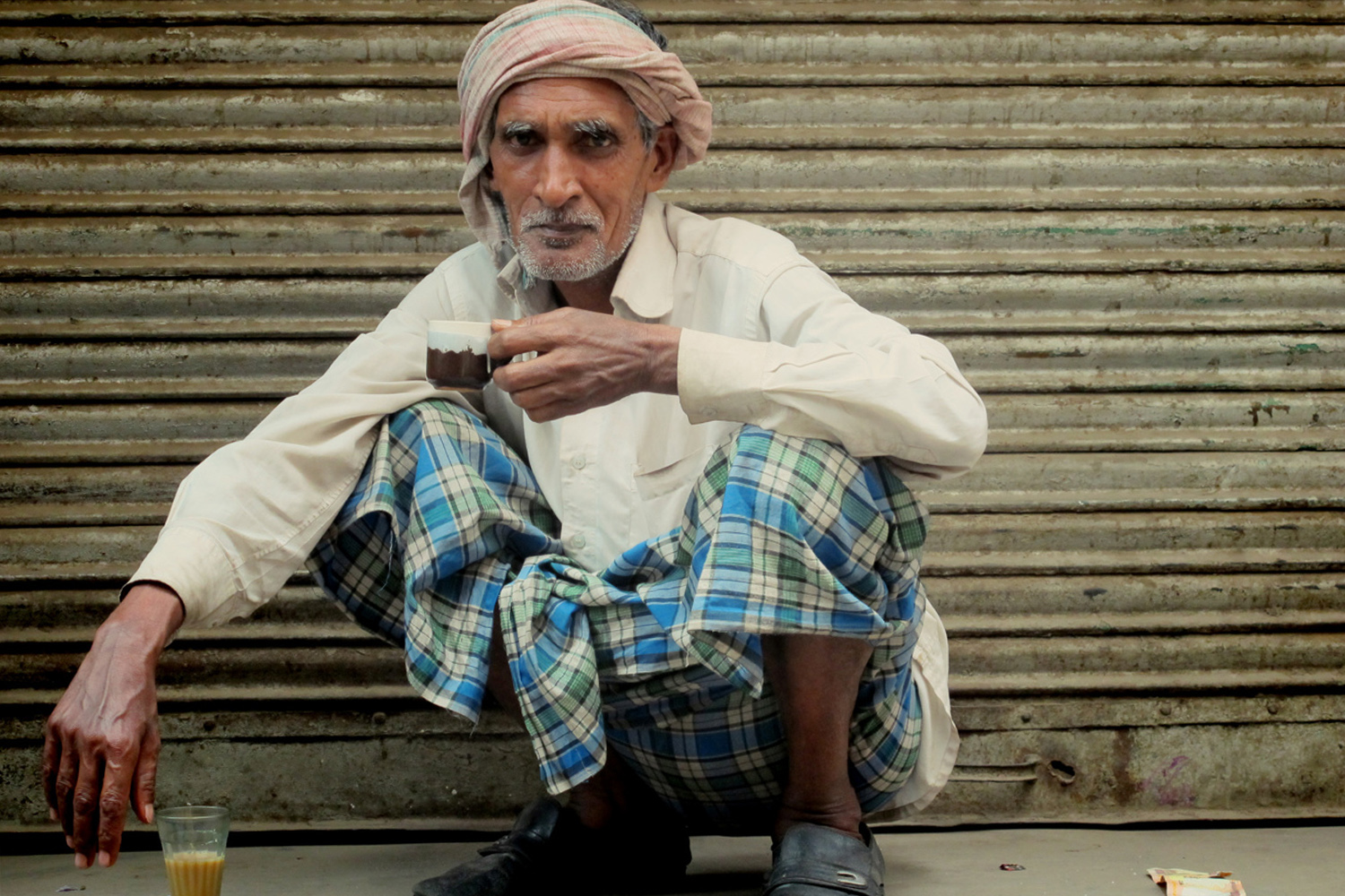 Indiano tomando chai em Old Delhi