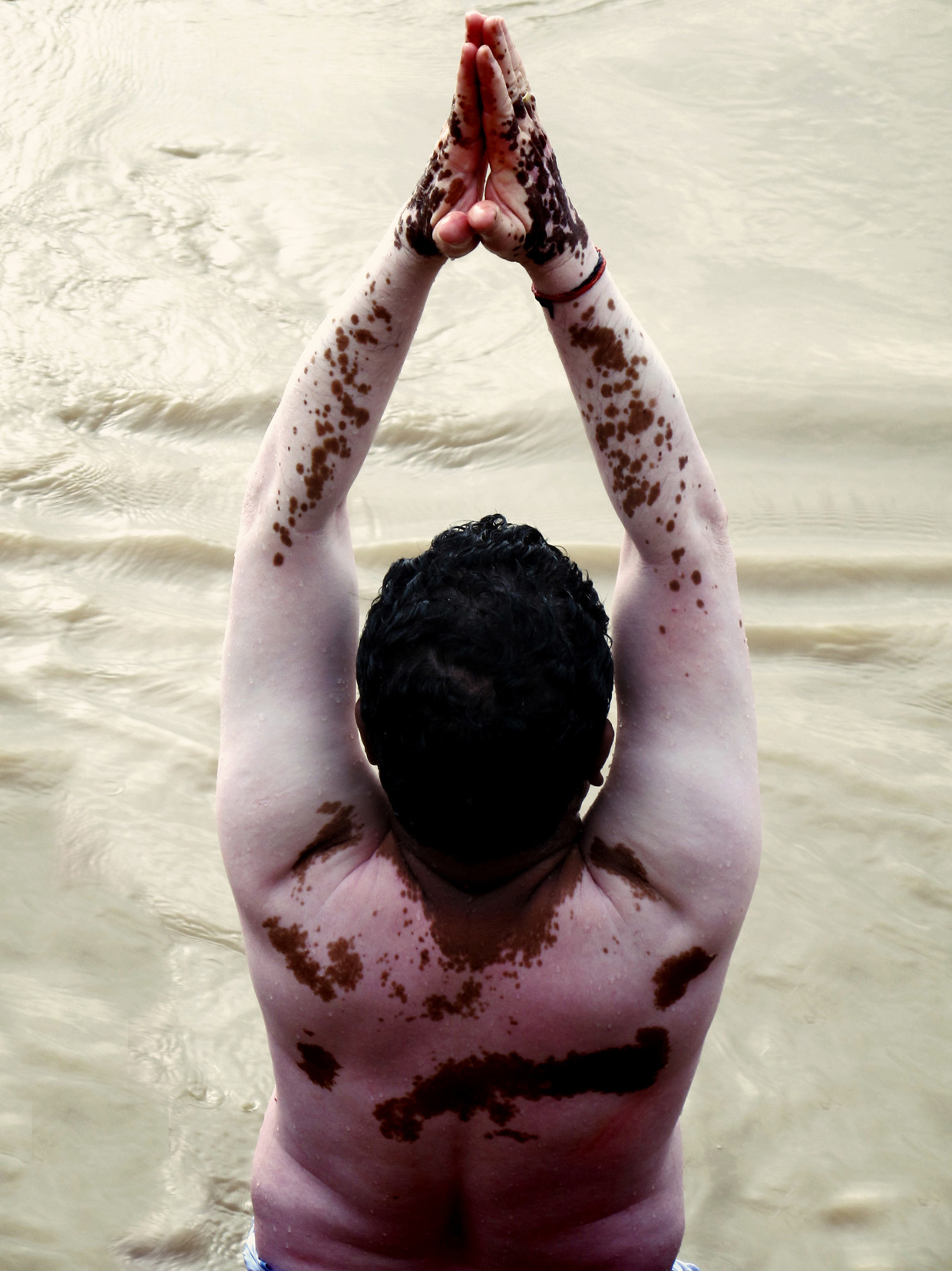 Fiel se banhando no rio Ganges, em Varanasi