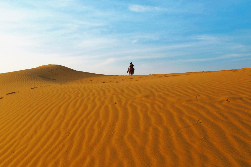 Safári de camelo no deserto em Jaisalmer, no Rajastão