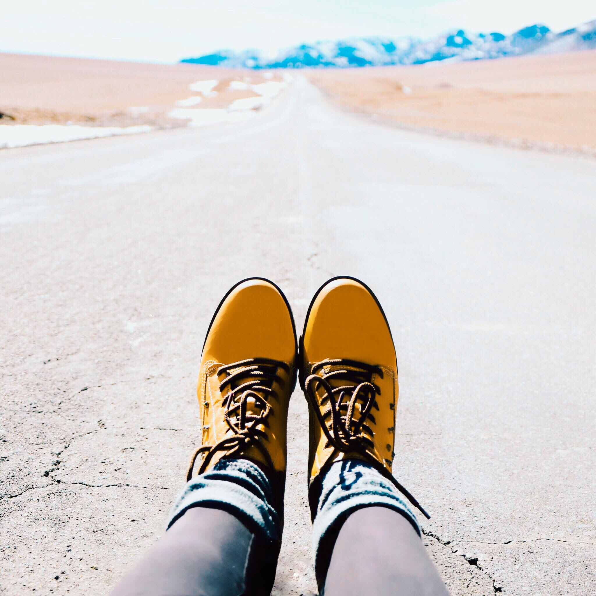 Botas amarelas numa estrada no Deserto do Atacama