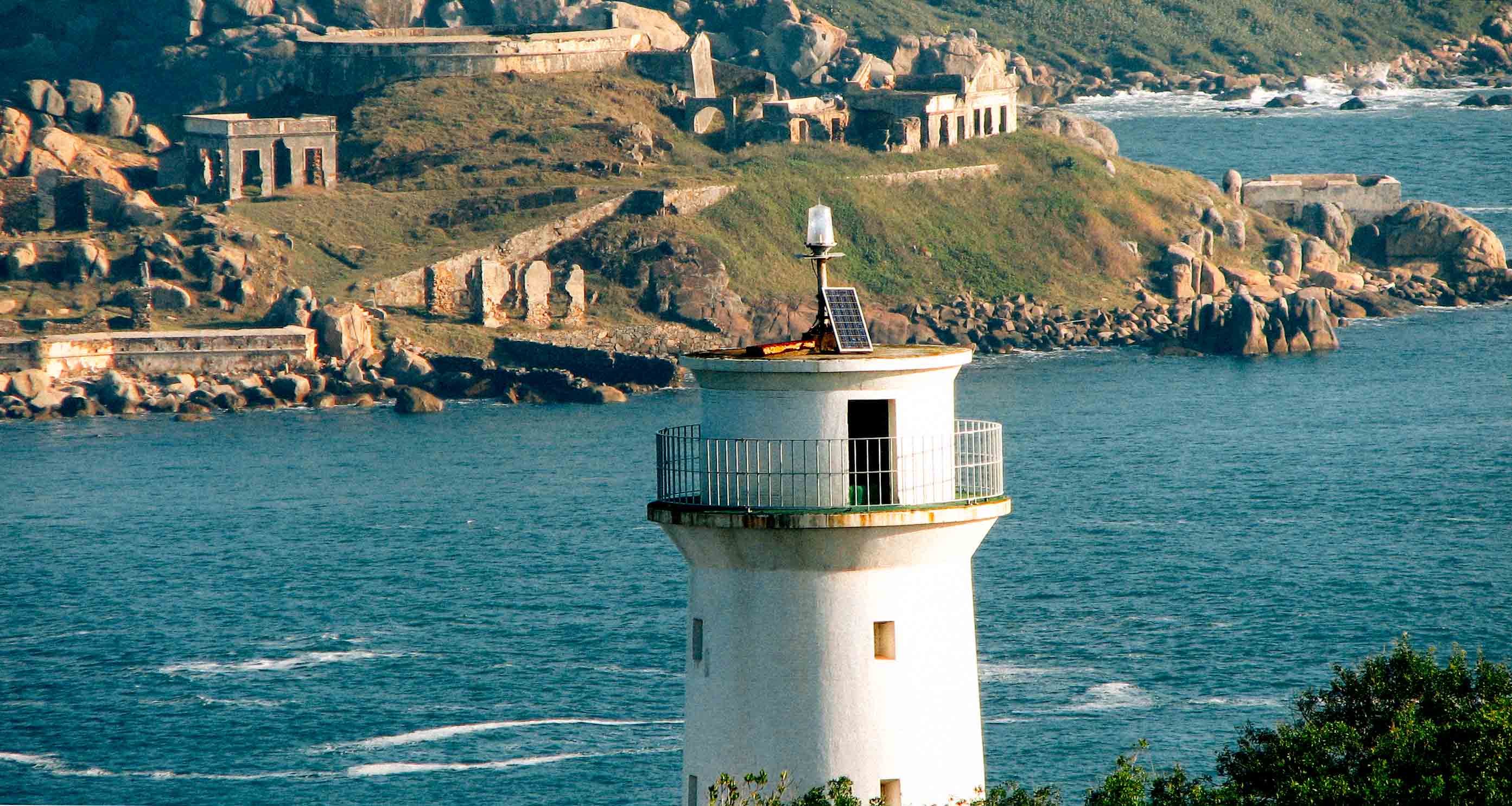 farol-praia-naufragados