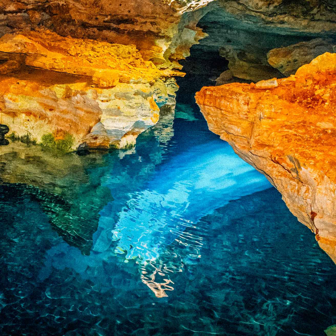 Poço_Azul_-_Chapada_Diamantina_-_BA