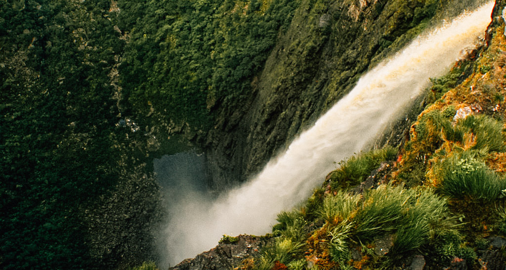 Água da cachoeira da fumaça vista de cima e o nevoeiro se formando abaixo