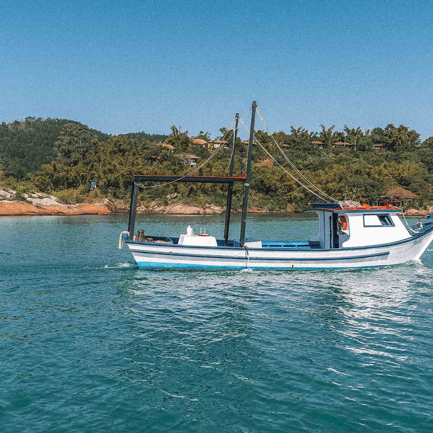 passeio-barco-pescador-ponta-dos-ganchos