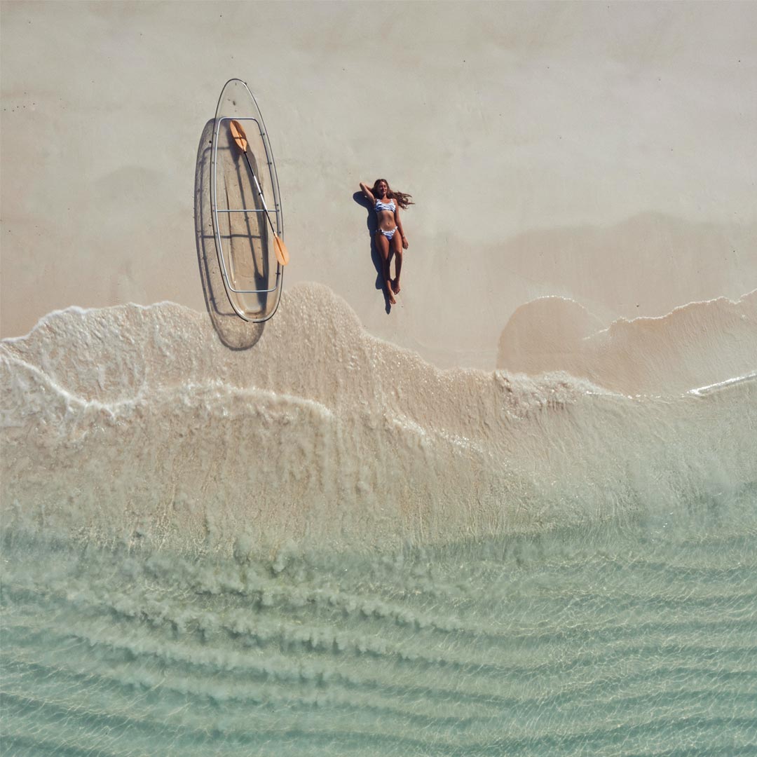 foto de drone nas maldivas com biquini
