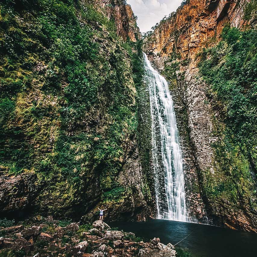 Água da cachoeira do segredo caindo do morro abaixo