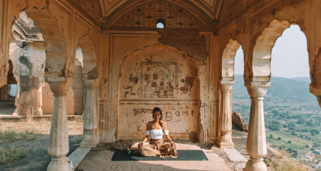 meditacao-yoga-templo-india