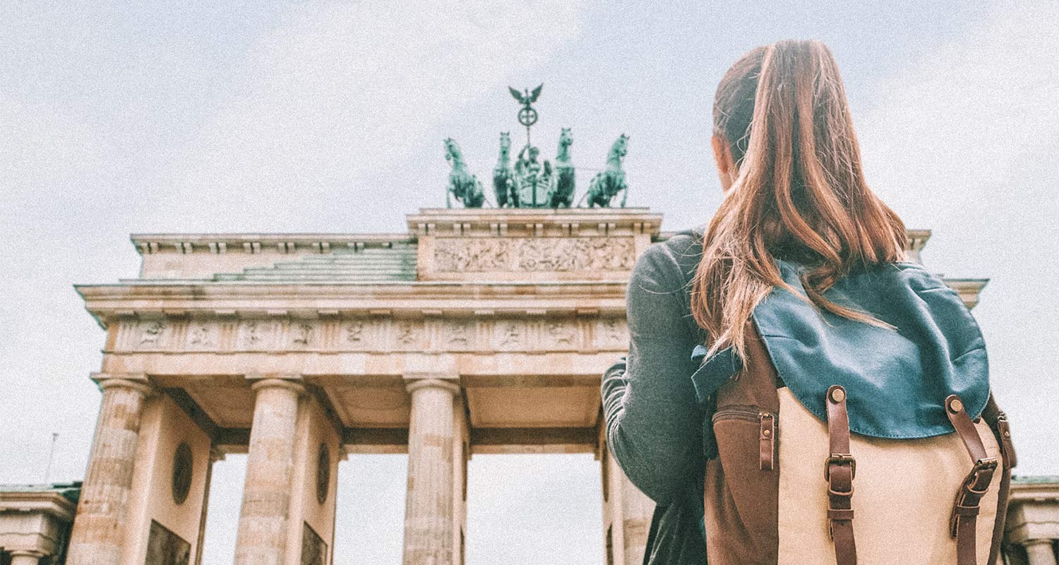 Mulher olhando para o Portão de Brademburgo, em Berlim, uma das maiores cidades da Europa