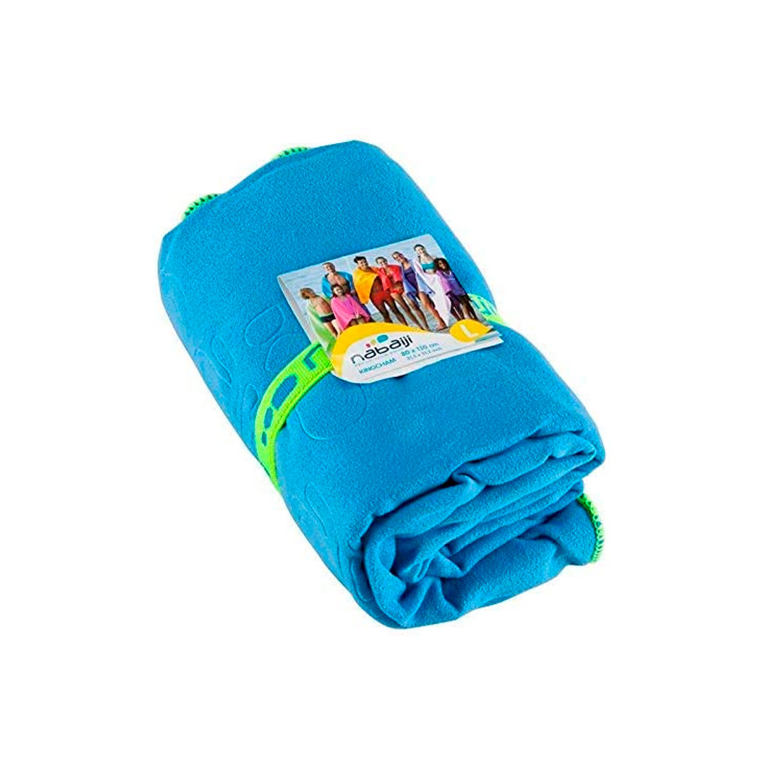 toalha azul-claro com fita verde no meio
