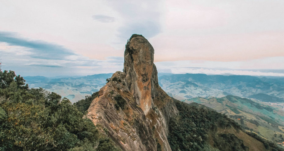 Cume da Pedra do Baú visto de longe ao entardecer