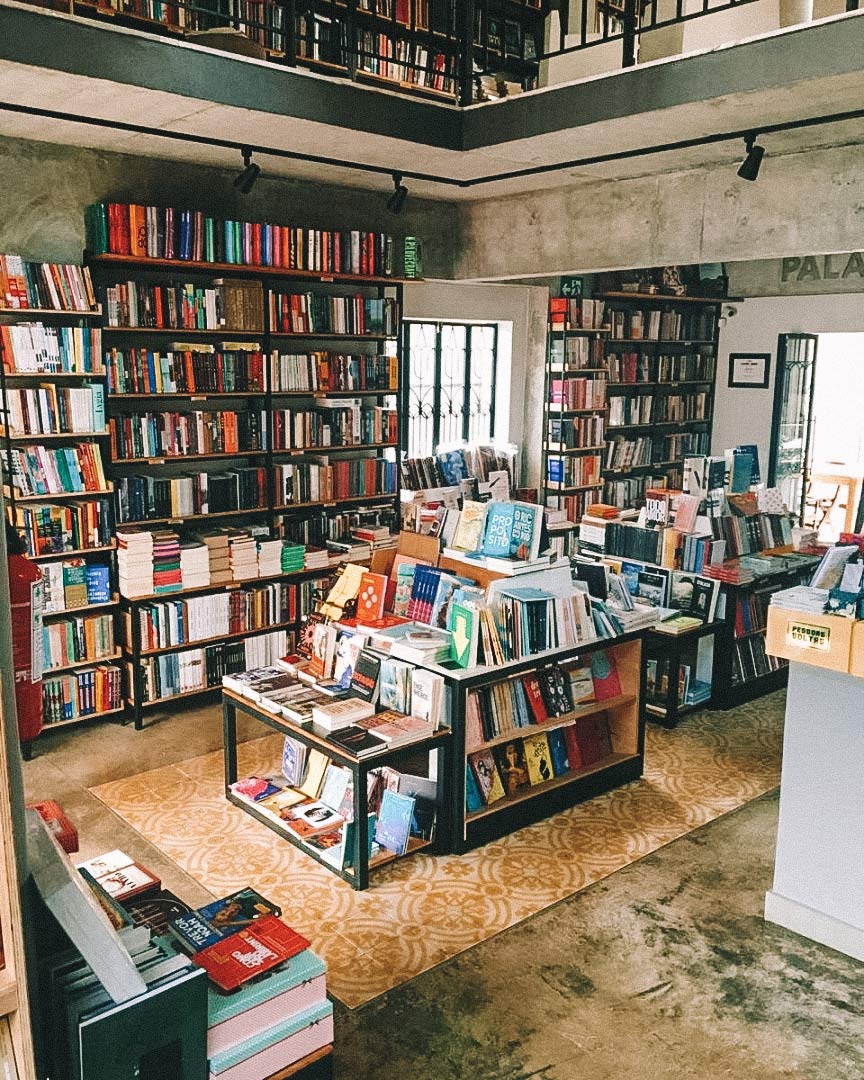 Estantes cheias de livros no interior da Livraria Palavrear, em Goiânia, Goiás