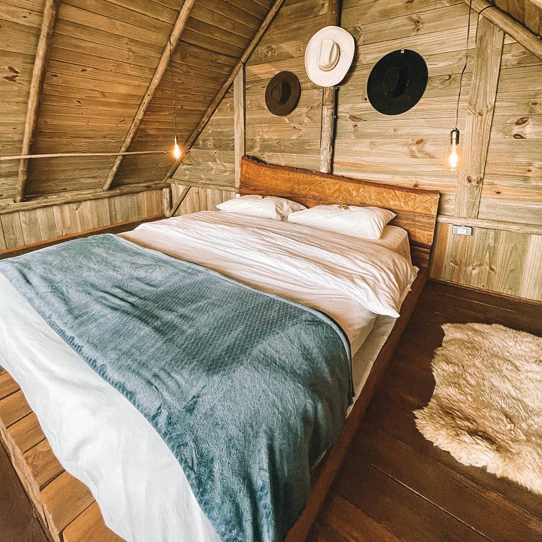 Quarto de casal em uma cabana de madeira