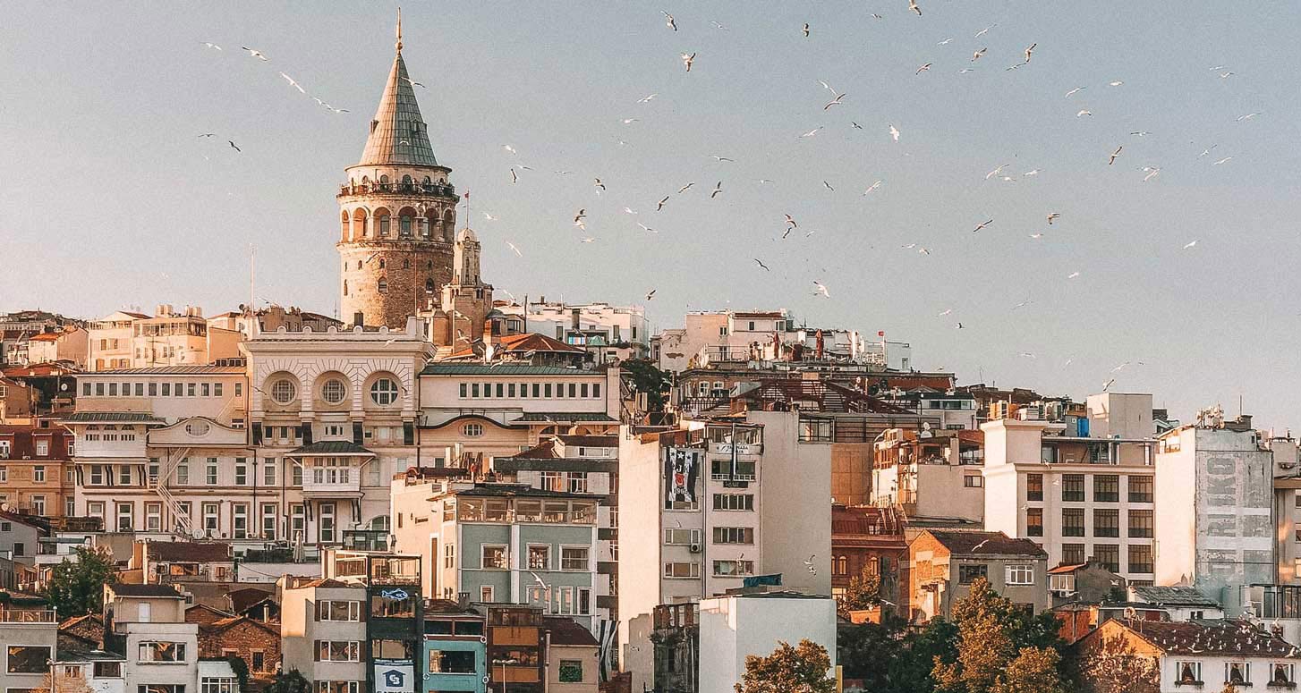 Vista frontal de bairro em Istambul, Turquia