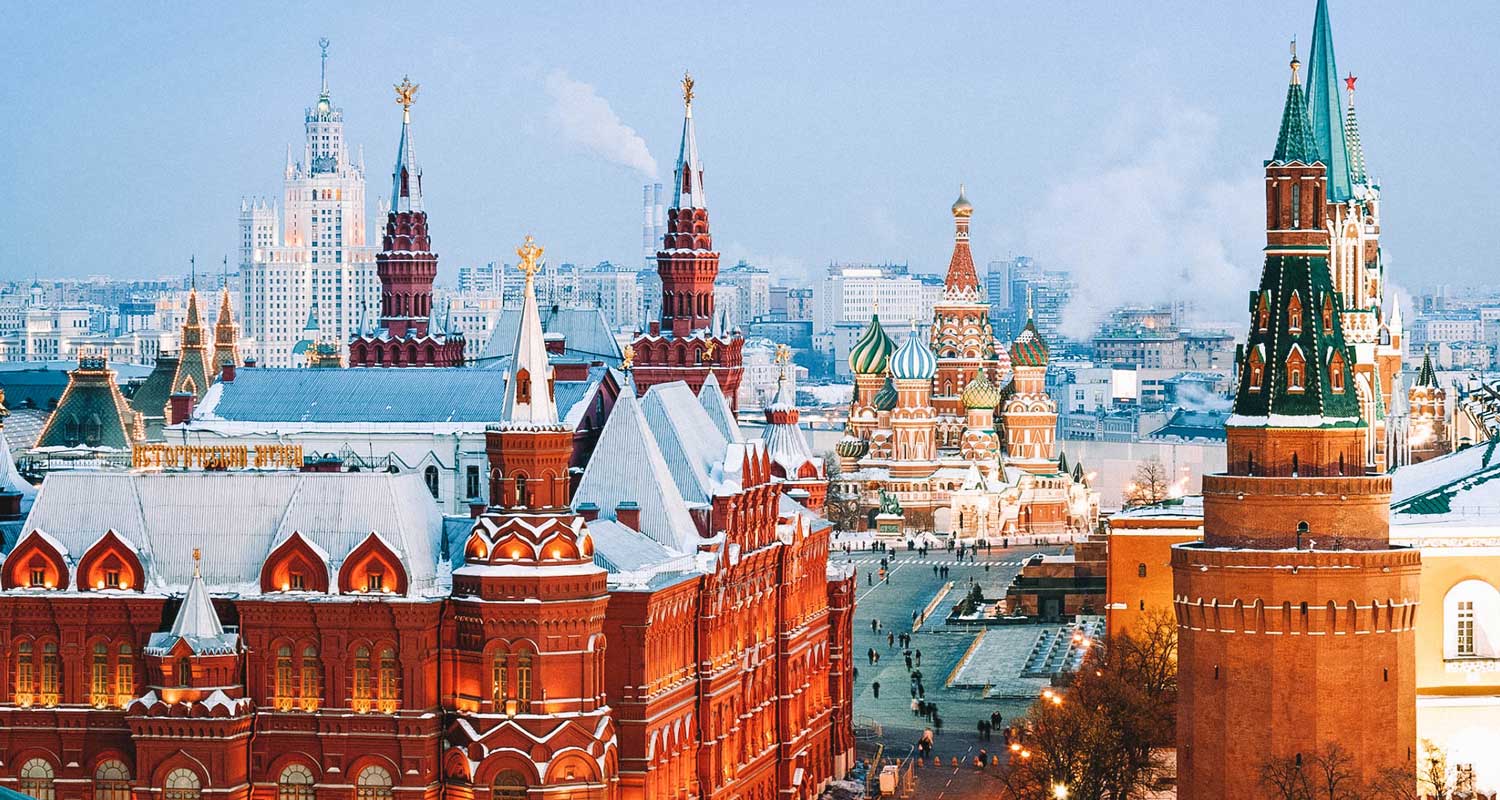 Catedrais multicoloridas na Rússia, uma das maiores cidades da Europa