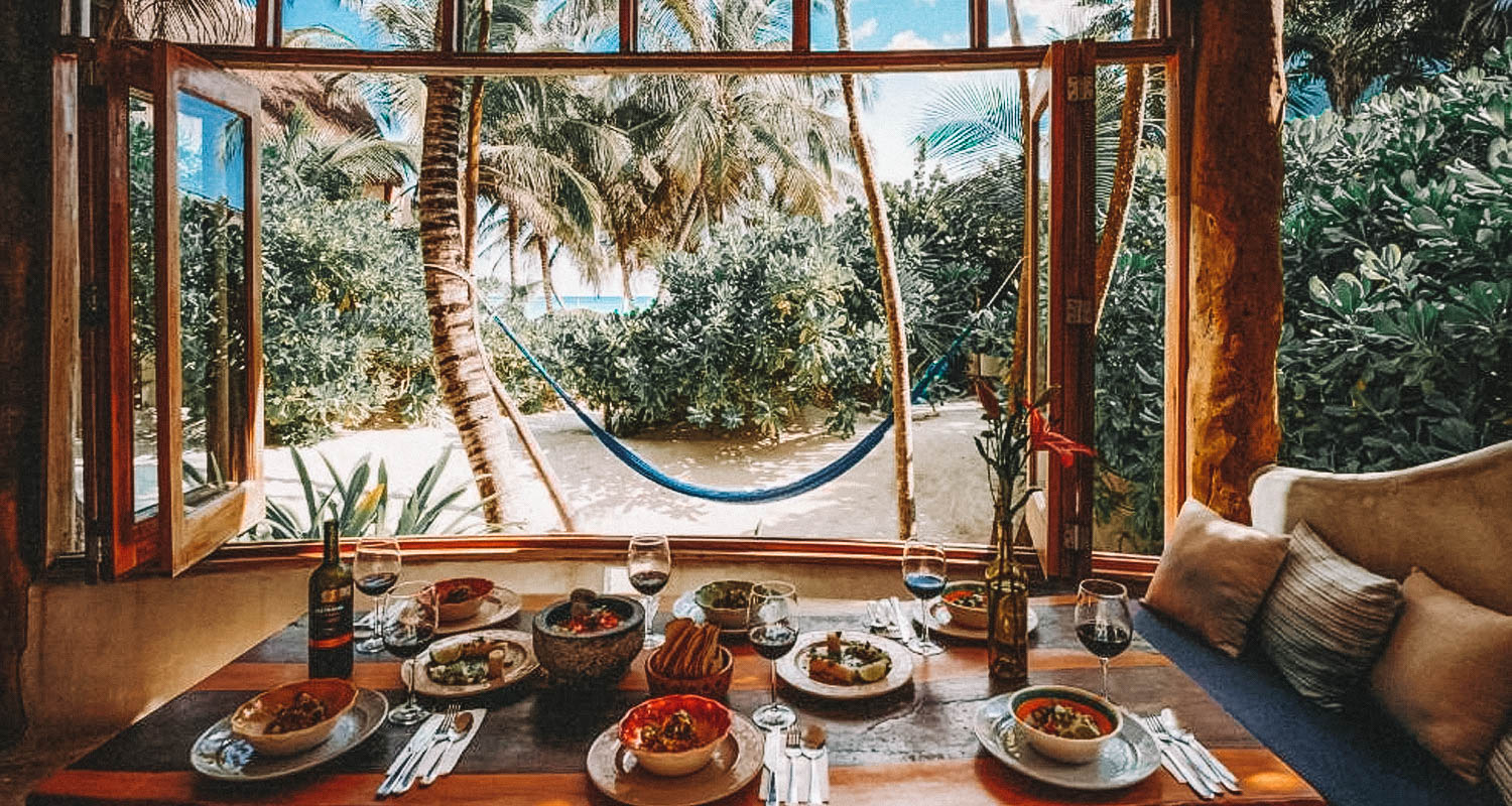 Mesa de café da manhã com vista para a praia