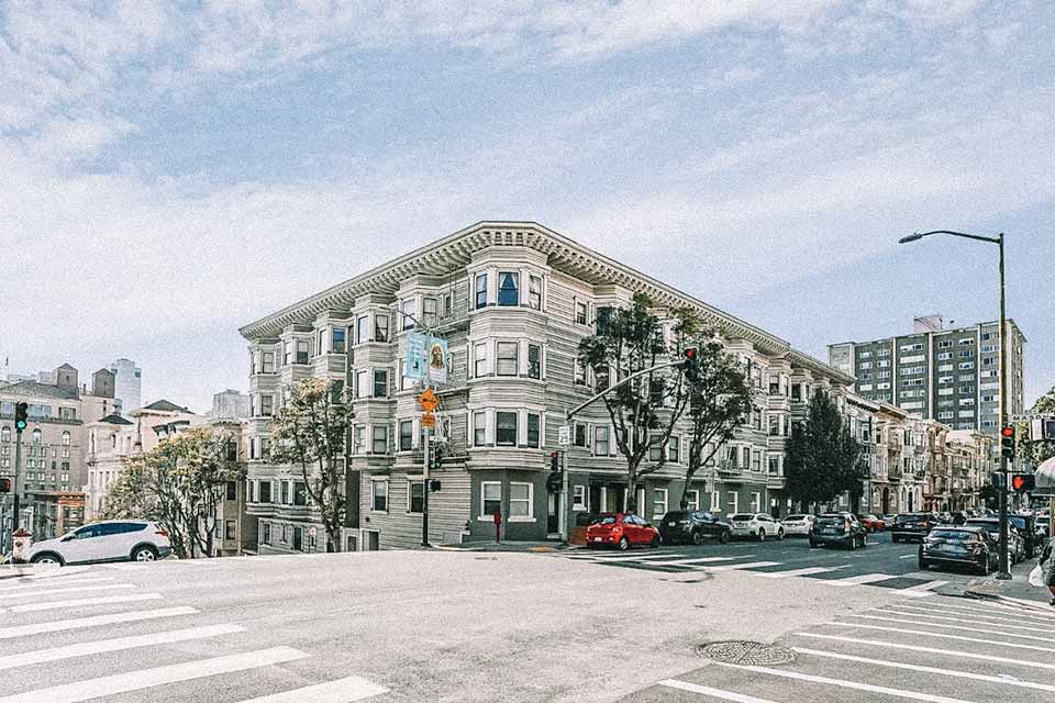 Visão de um prédio em San Francisco, com paredes cinzas