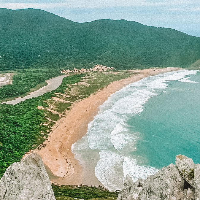 Praia da Lagoinha do Leste vazia vista de cima durante a trilha para a faixa de areia