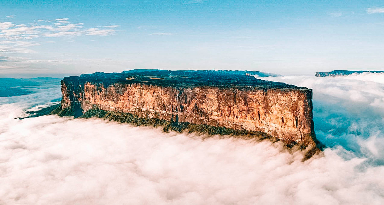 Vista aérea do cume do Monte Roraima que passa as nuvens 
