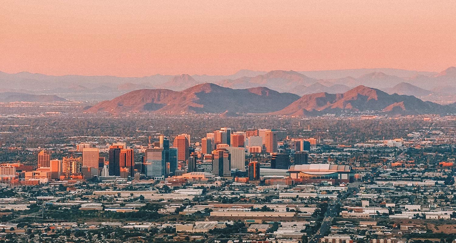 Entardecer com céu rosa em Phoenix, Arizona, sexta maior cidade dos Estados Unidos