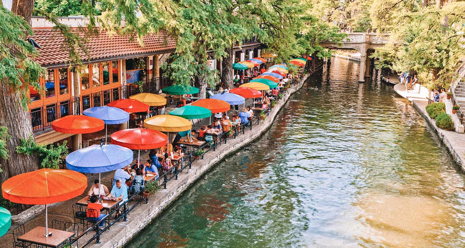 Guardassóis coloridos em River Walk em San Antonio, Texas, sétima maior cidade americana