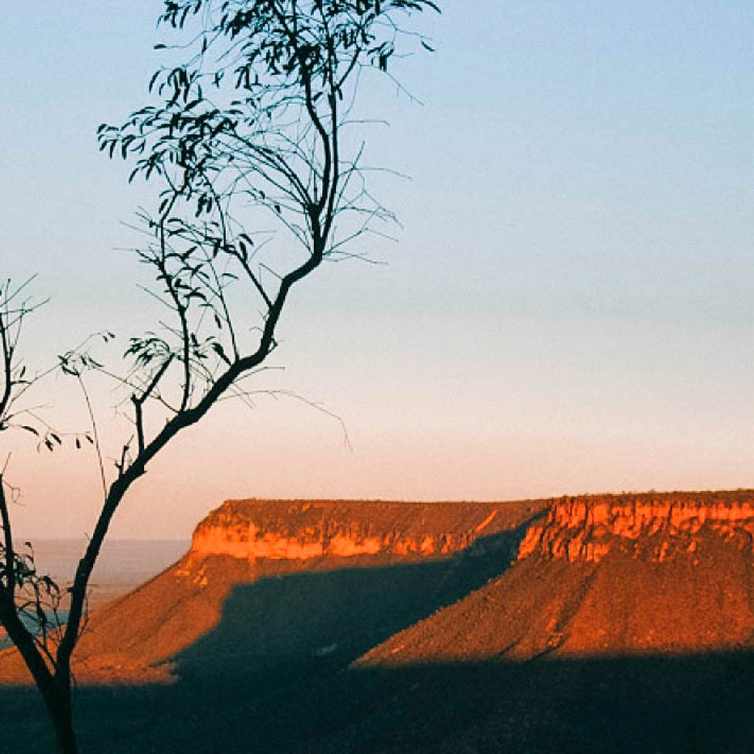 Montanha da Serra do Espírito Santo sendo iluminada pela luz do pôr do sol