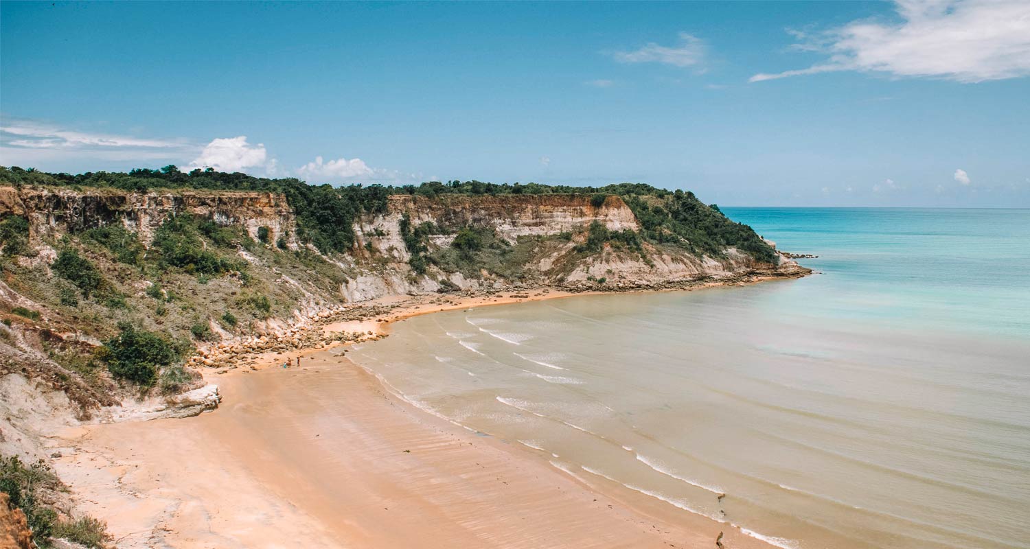 Imagem aérea de uma praia vazia na Bahia