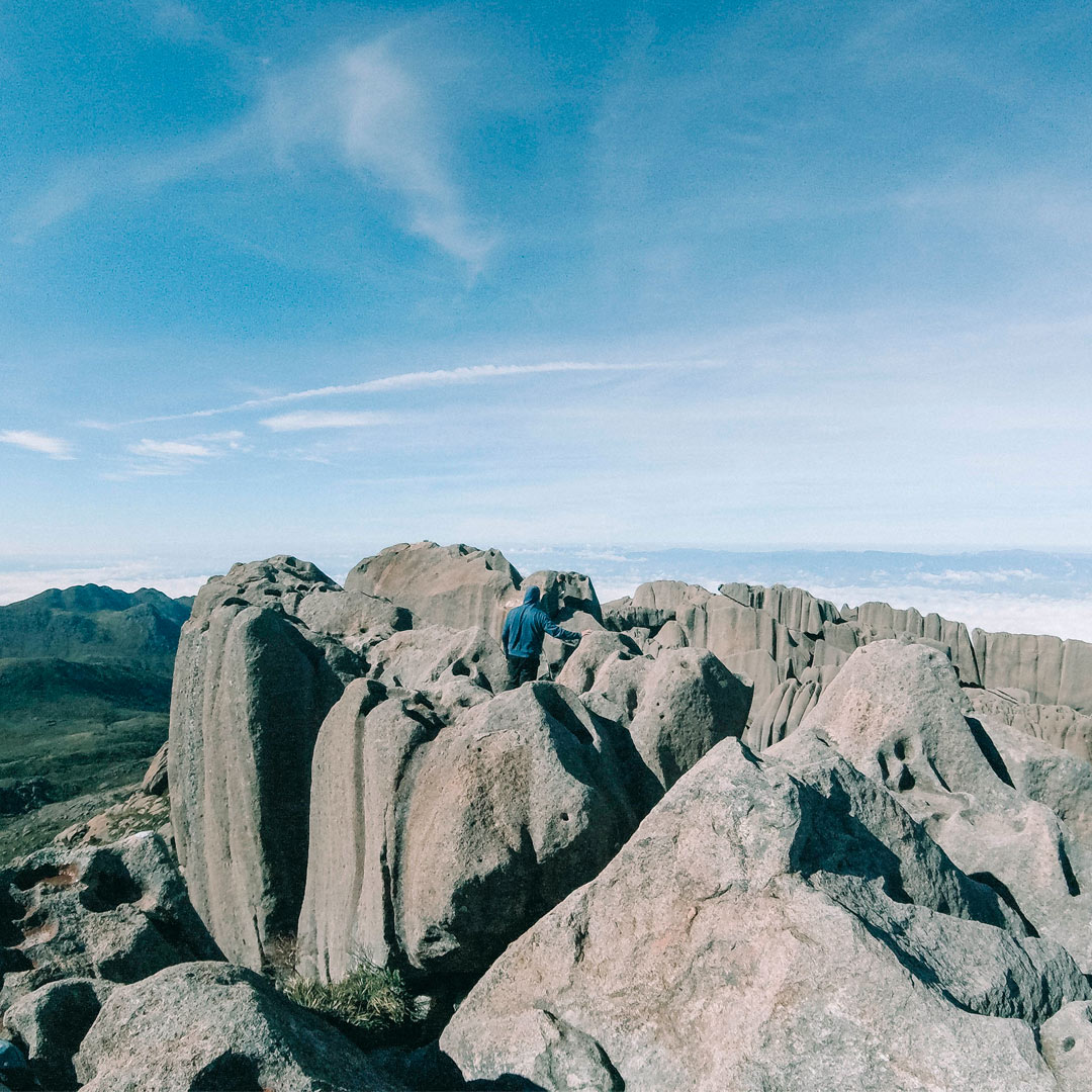 Vista da formação rochosa que cria um cenário único formado por imponentes blocos de rocha, rampas e lajes