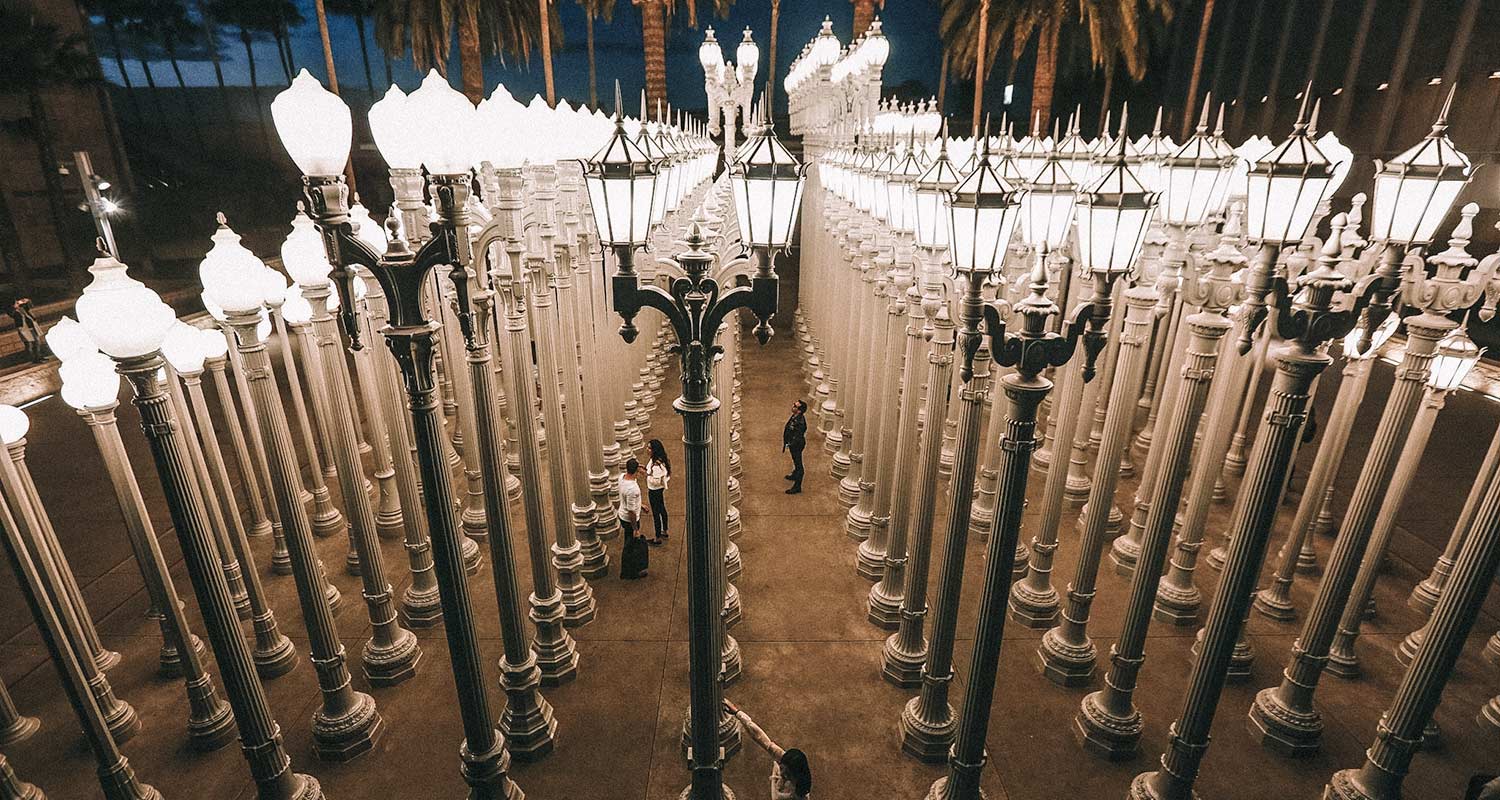 Lâmpadas dos anos 1920 dispostas em fileiras na obra Urban Light, em Los Angeles, segunda maior cidade dos Estados Unidos