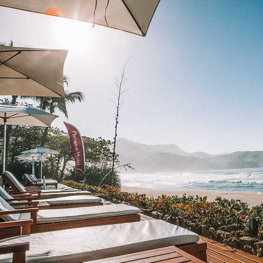 Espreguiçadeiras e guarda-sóis de frente para o mar no Amora Hotel, em Maresias (SP)