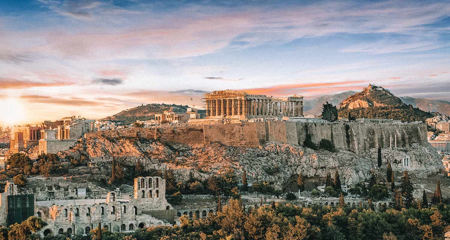 Vista panorâmica de Atenas, com as ruínas e a Acrópole, com o céu em tons azuis e roxos, em Atenas, a décima maior cidade da Europa