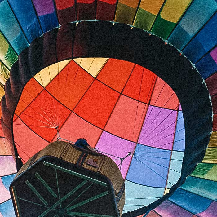 Cesto marrom e balão multicolorido, em Capitólio