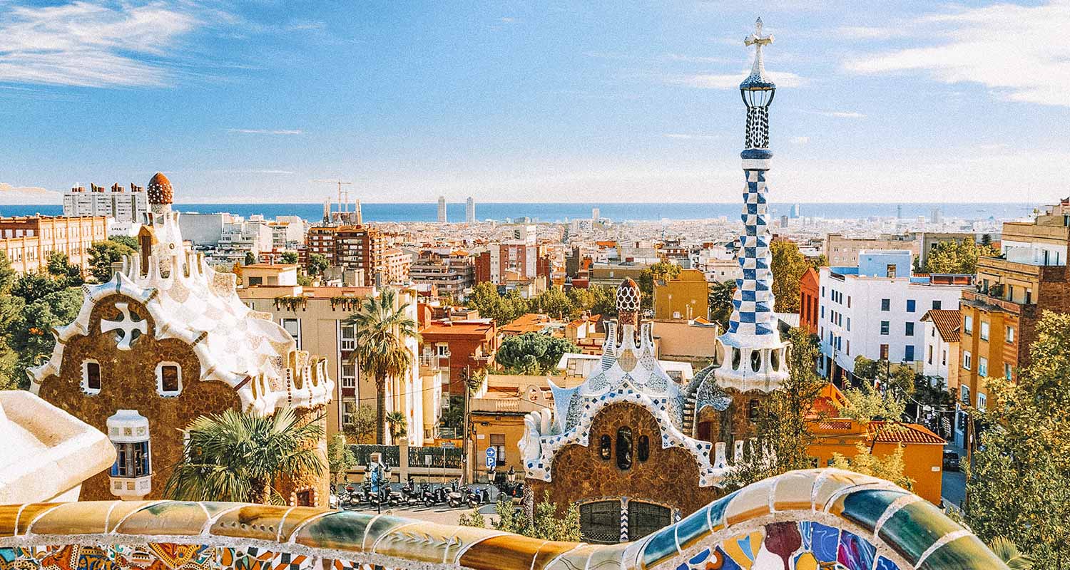 Skyline multicolorido em Barcelona, com várias obras de Gaudí