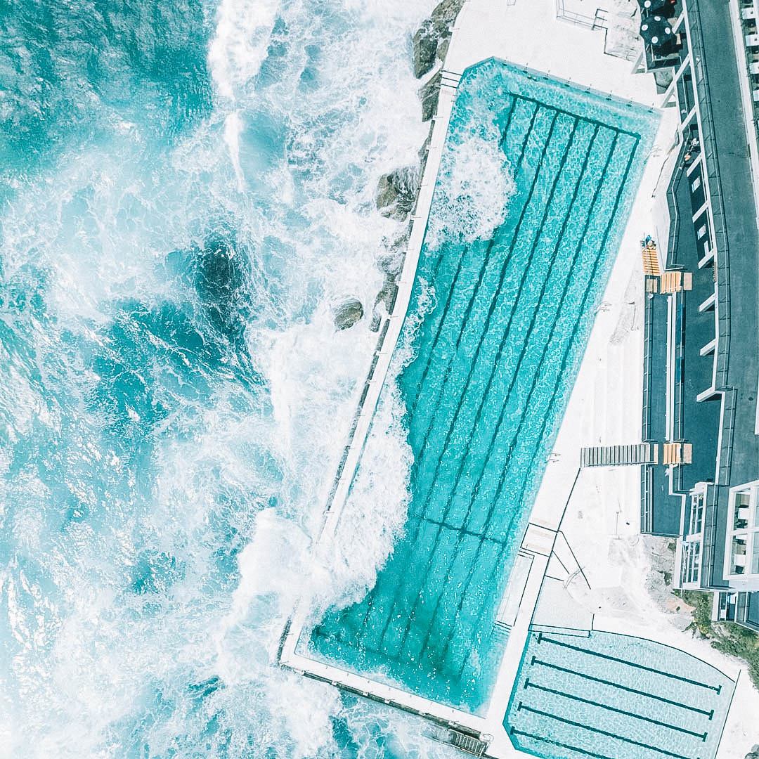 vista aérea da conjunção da água do mar com a piscina 