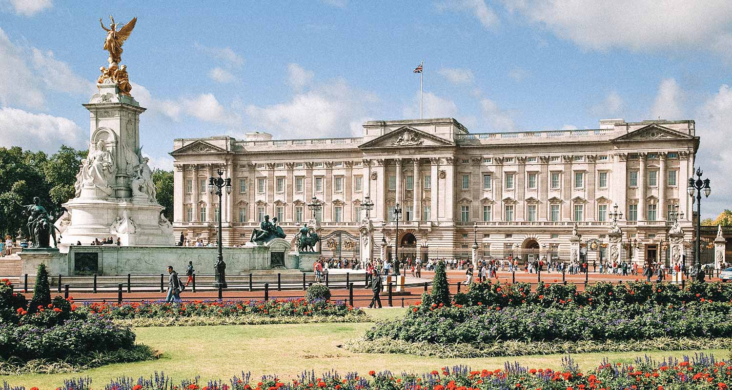Palácio do Buckingham, com jardins floridos em frente, em Londres, uma das maiores cidades da Europa