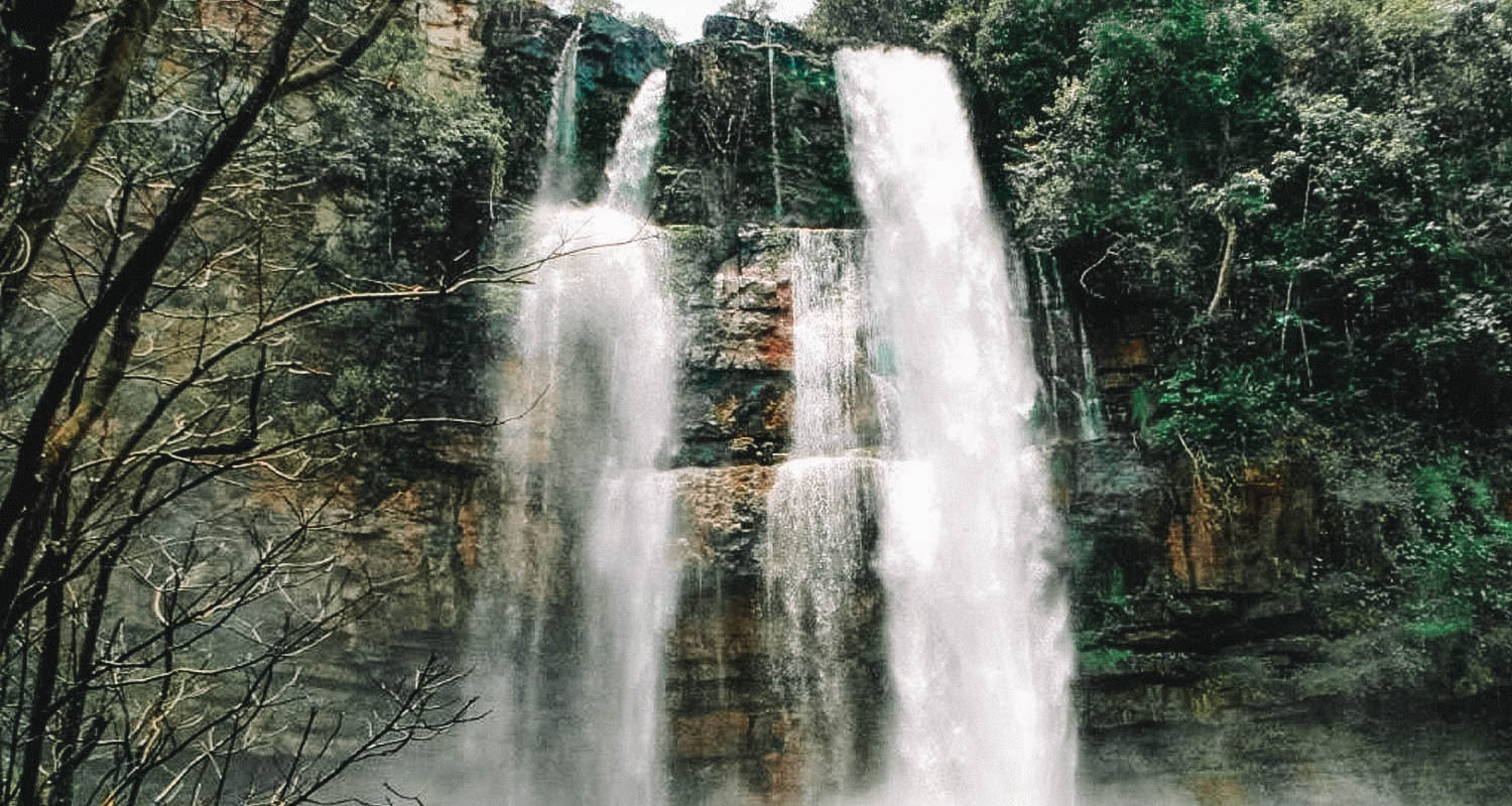 Cachoeira em três níveis de pedra 