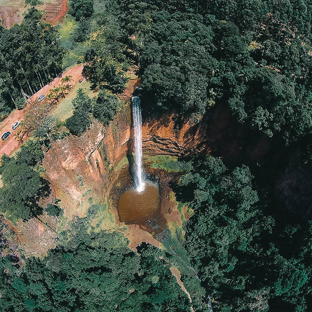 Imagem aérea da cachoeira do Saltão. Queda d'água ao meio e morro com vegetação ao arredor