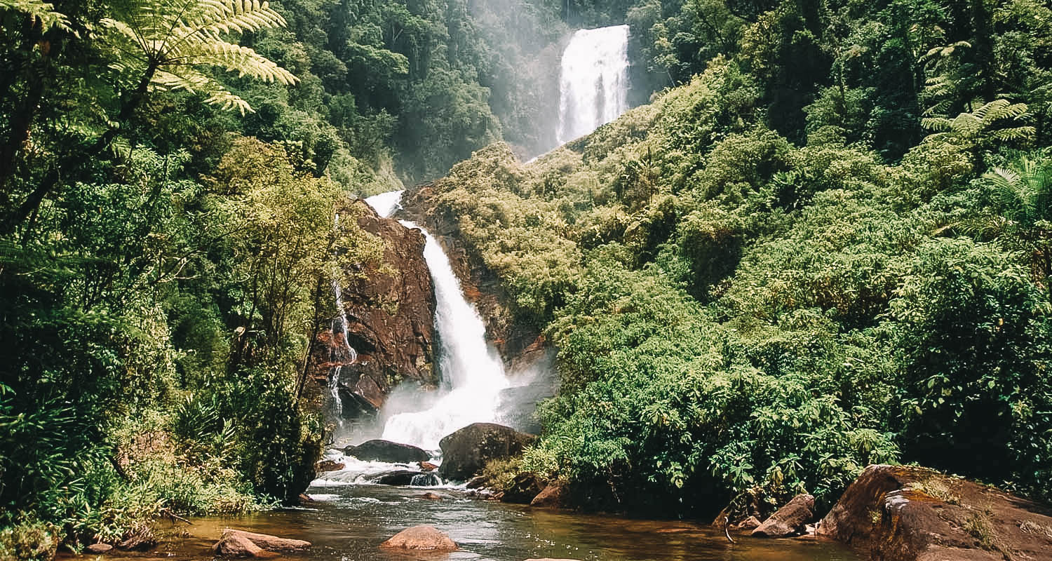 Duas quedas d'água seguidas em meio à Mata Atlântica