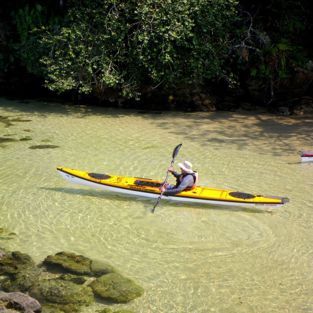 Caiaque no Saco do Mamanguá, em Paraty-Mirim
