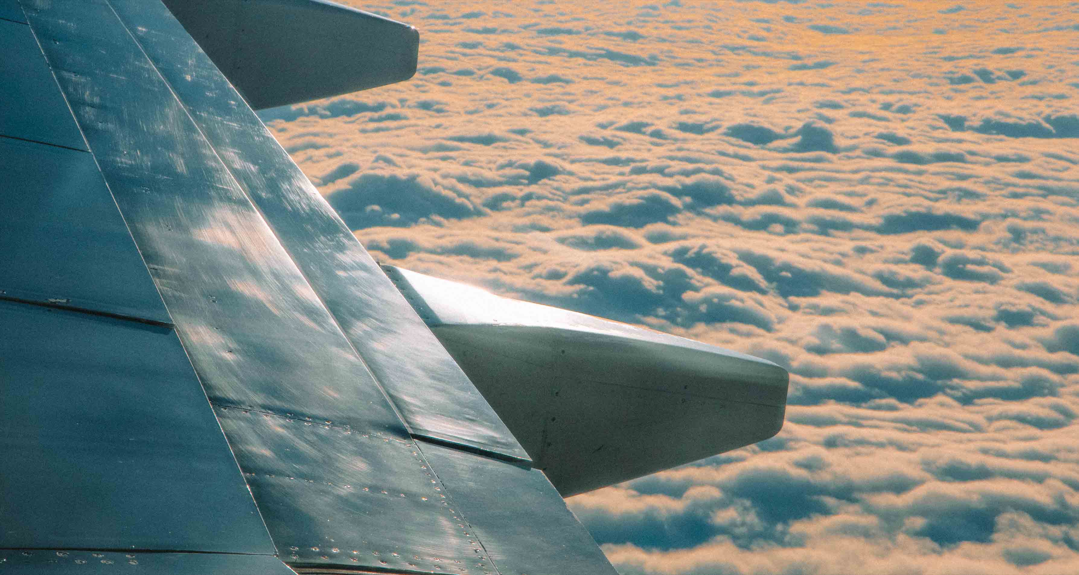 asa do avião nas nuvens
