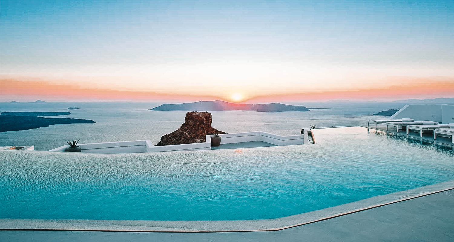 Pôr do sol em Santorini visto a partir da piscina de borda infinita do hotel
