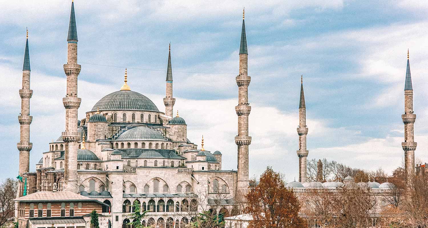 Catedral em Istambul, em tons cinzas e azulados. Istambul é a maior cidade da Europa.
