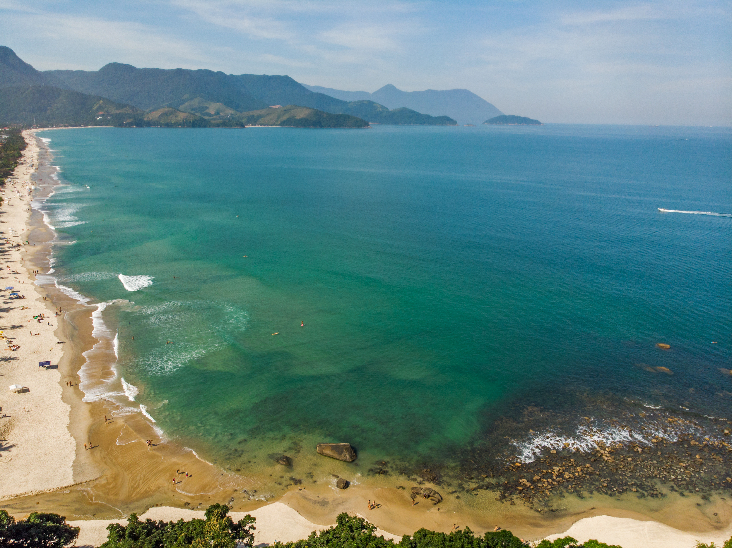 Vista do mar azul-esverdeado da praia de Maresias, no litoral Norte de São Paulo