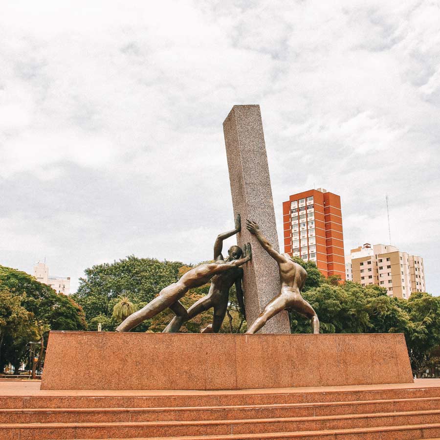 Monumento às Três Raças, em Goiânia, Goiás: três pessoas de bronze sustentam um bloco de granito